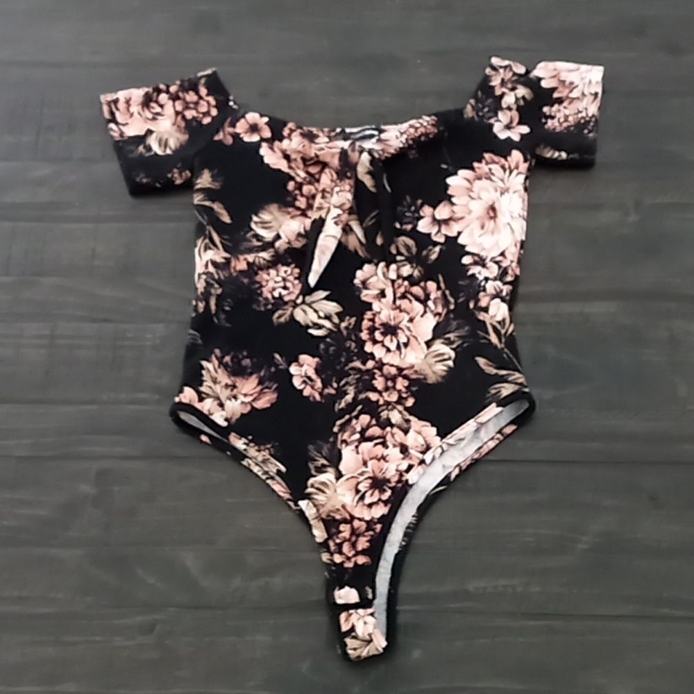 Fashion nova black floral bodysuits size small